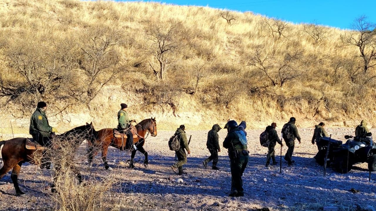 Unidades de patrullaje a caballo y motos ATV de la estación Nogales detuvieron a un grupo de siete migrantes en el desierto cerca de Río Rico, Arizona.