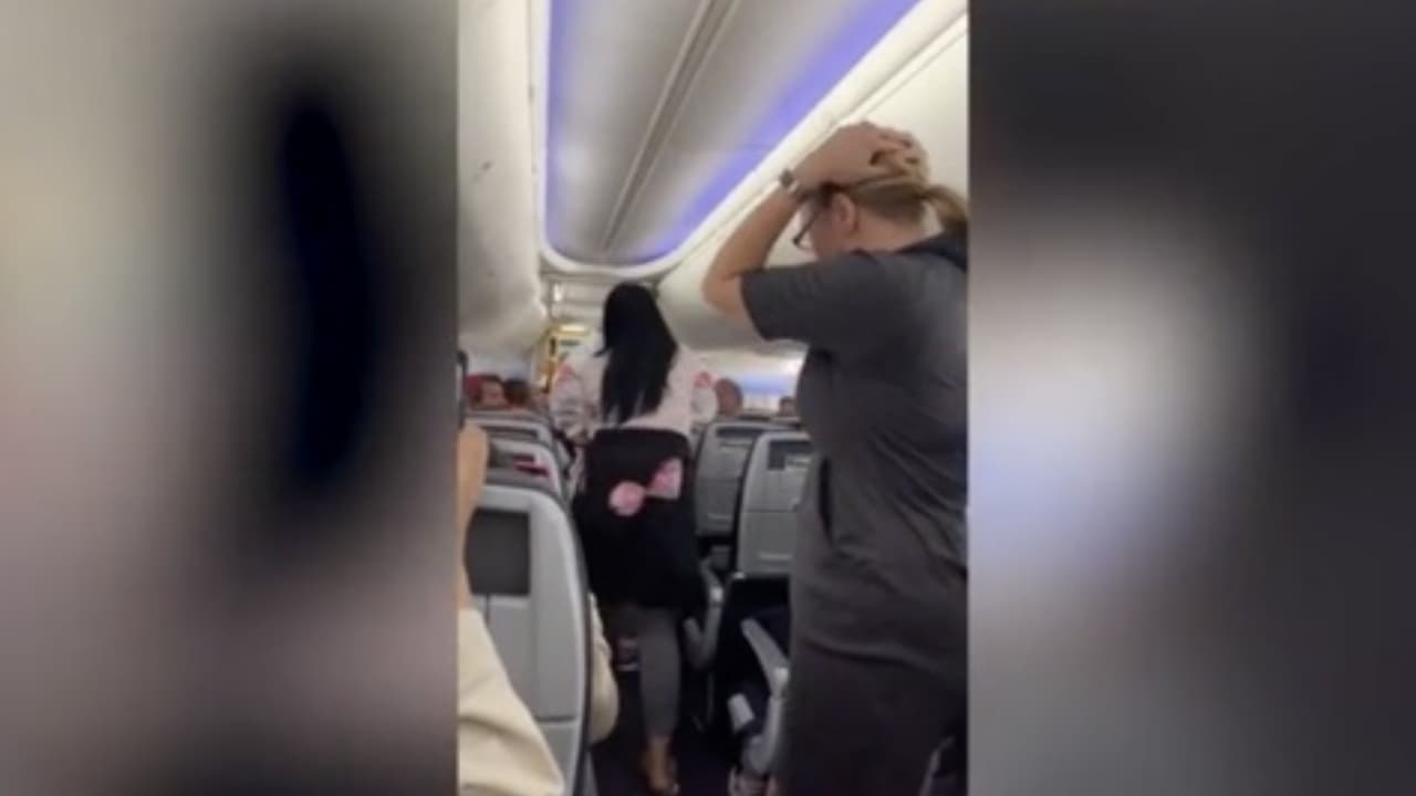 Video muestra cómo un ataque de celos desata la furia de una mujer en un avión con destino a Los Ángeles