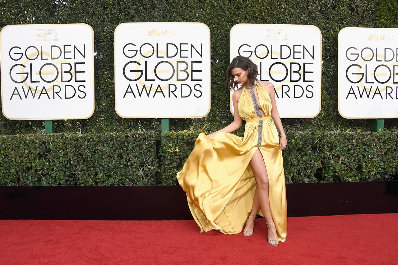 En el tercer lugar se colocó Emily Ratajkowski, quien en 2017 utilizó un sedoso vestido amarillo Reem Acra.