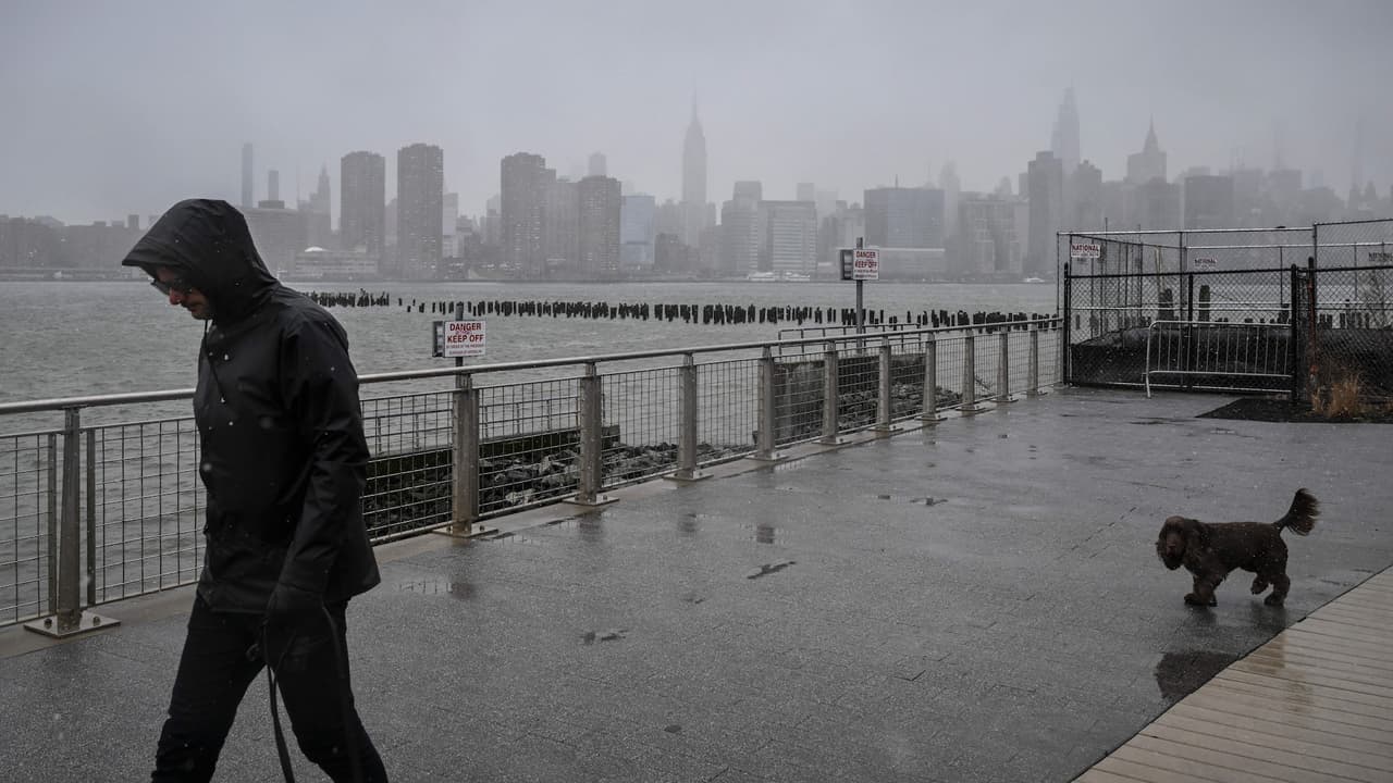 Tormenta nor’easter azota Nueva York con fuertes vientos, lluvias y cortes eléctricos