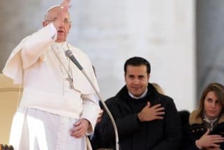 Durante una misa, el papa Francisco dijo que en vez de condenar a los divorciados, es mejor caminar con ellos.