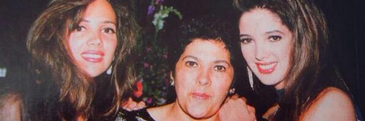 En esta imagen vemos a su otra hermana: Reyna Noriega.