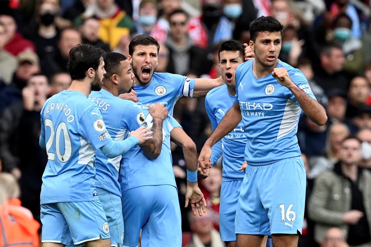 Manchester City saca triunfo de último minuto ante Arsenal durante la Jornada 21 en la Premier League. Bukayo Saka abrió el marcador a favor de los Gunners al 31', pero fueron Riyad Marez con un penalti quien igualaba el marcador y Rodrigo Hernández Cascante anotaba al 90+3' para sumar otros tres puntos y seguir líderes de la tabla.