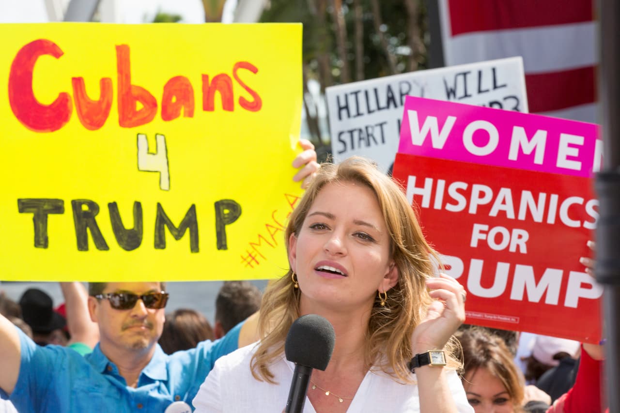 La periodista Katy Tur, de NBC, fue blanco de los ataques del candidato republicano durante la campaña. En la visita de Trump al centro de Miami él le dijo desde el podio: "Tenemos multitudes enormes. Hay algo pasando y no lo están reportando. Katy, usted no lo está reportando... pero hay algo pasando, Katy". Eso provocó el abucheo inmediato de sus seguidores a la reportera. (2 de noviembre de 2016)
<br>