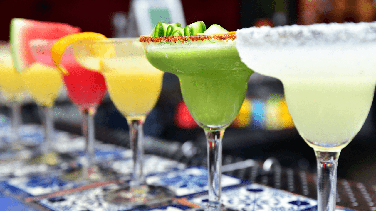 <h2 class="cms-H2-H2">Cinco De Mayo Bar Crawl Fiesta! </h2>
<br>
<br>📍Coyote Ugly Saloon 
<br>501 East 6th Street
<br>
<br>Si quieres ir a bares, a partir de la 1 pm de este domingo podrás entrar a varios bares en 6th Street del Downtown de Austin. Si compras un boleto, puedes pasarte a tus lugares favoritos. Recuerda, debes tener 21 años o más. 
<a href="http://www.eventbrite.com.mx/e/austin-cinco-de-mayo-bar-crawl-tickets-874830771387?aff=ebdssbdestsearch&keep_tld=1 " target="_blank">Boletos aquí.</a>
