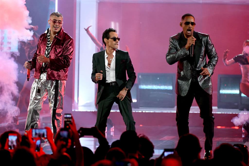 El show abrió con la ya legendaria voz de
<b>Marc Anthony,</b> cantando al lado de
<b>Bad Bunny</b> y Will Smith, el tema ‘
<b><a href="https://www.univision.com/especiales/latin-grammy/marc-anthony-bad-bunny-y-will-smith-cantaron-por-primera-vez-esta-rico-para-abrir-los-latin-grammy-2018-video" target="_blank">Esta rico</a></b>’.