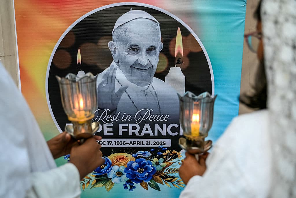 <h3 class="cms-H3-H3">"Descansa en paz, papa Francisco"</h3>
<br>
<br>Fieles católicos sostienen velas frente al póster de Francisco durante la misa de réquiem en la Basílica de Santa María en Secunderabad, India.
<br>