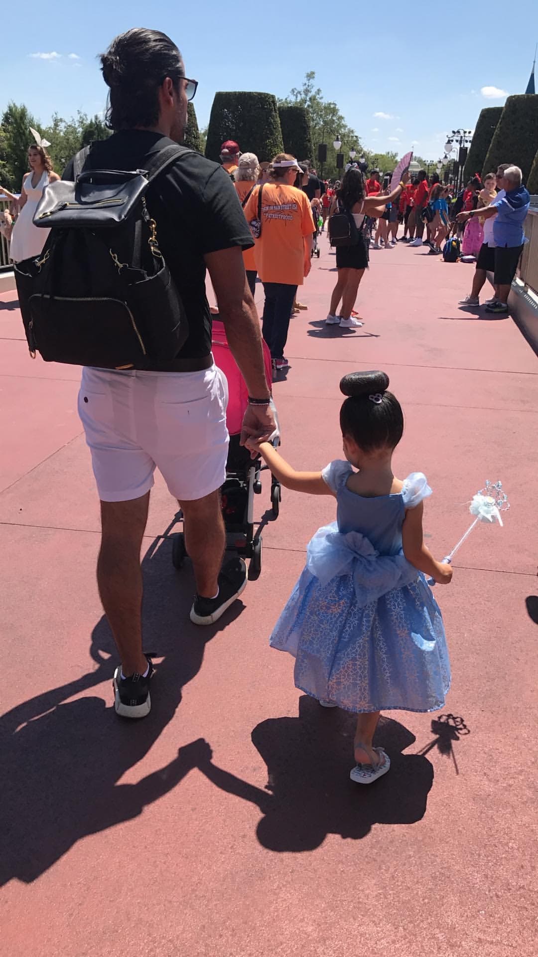 Así, después de que la peinaran y vistieran como Cenicienta, Baby Giulietta siguió el paseo de la mano de su papá.