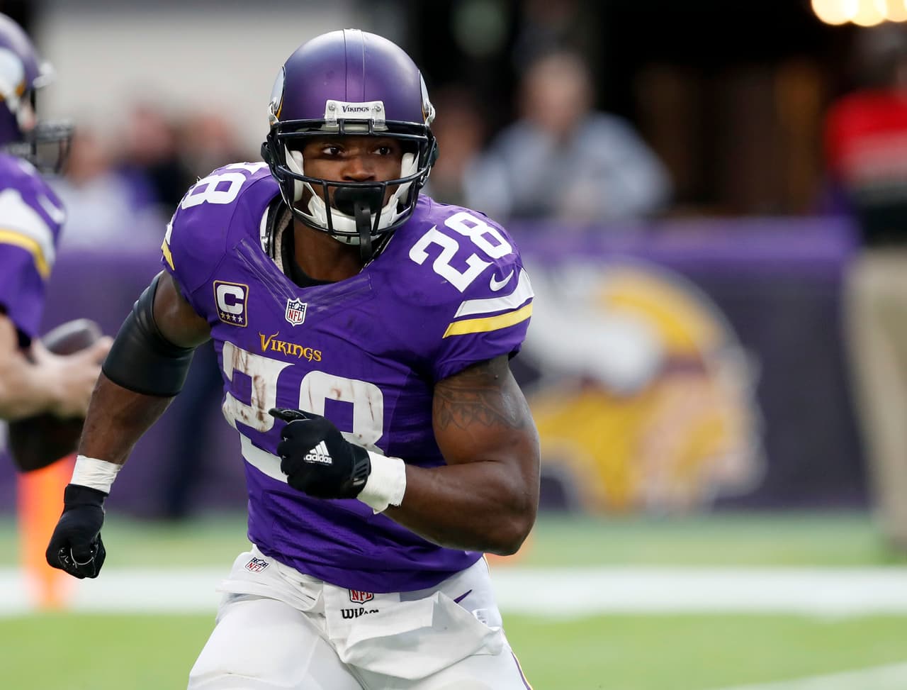 <b>9 RB - ADRIAN PETERSON</b>
<br>Peterson es una de las joyas de esta agencia libre. AP ha jugado en sólo 20 partidos en los últimos tres años, pero estará trayendo nuevas piernas y motivación extra a su próximo equipo. Promedió apenas 1.9 yardas por intento el año pasado, pero el líder corredor del 2015 en la NFL, ¿puede ser culpado tras su lesión y una línea ofensiva patética? Sigue siendo un candidato obvio para hacer historia pese a sus 32 años.