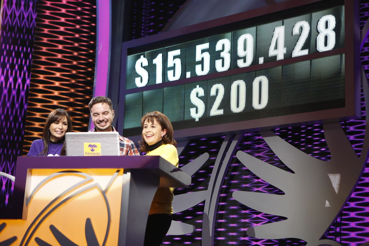 Después de su actuación, J. Balvin se quedó para seguir siendo parte del Teletón USA.