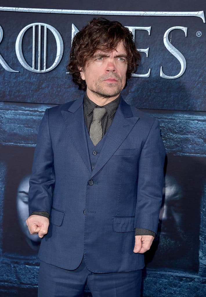 Seleccionaron a Peter Dinklage, quien se hizo famoso internacionalmente por su papel como Tyrion Lannister en ‘Game of Thrones’ (2011-2019). Sin duda ya tendría experiencia sobre la época medieval y lidiar con dragones.