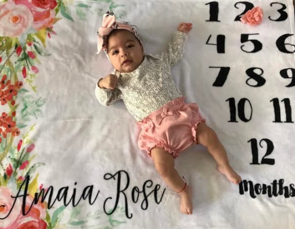 La foto oficial por los dos meses de Amaia.