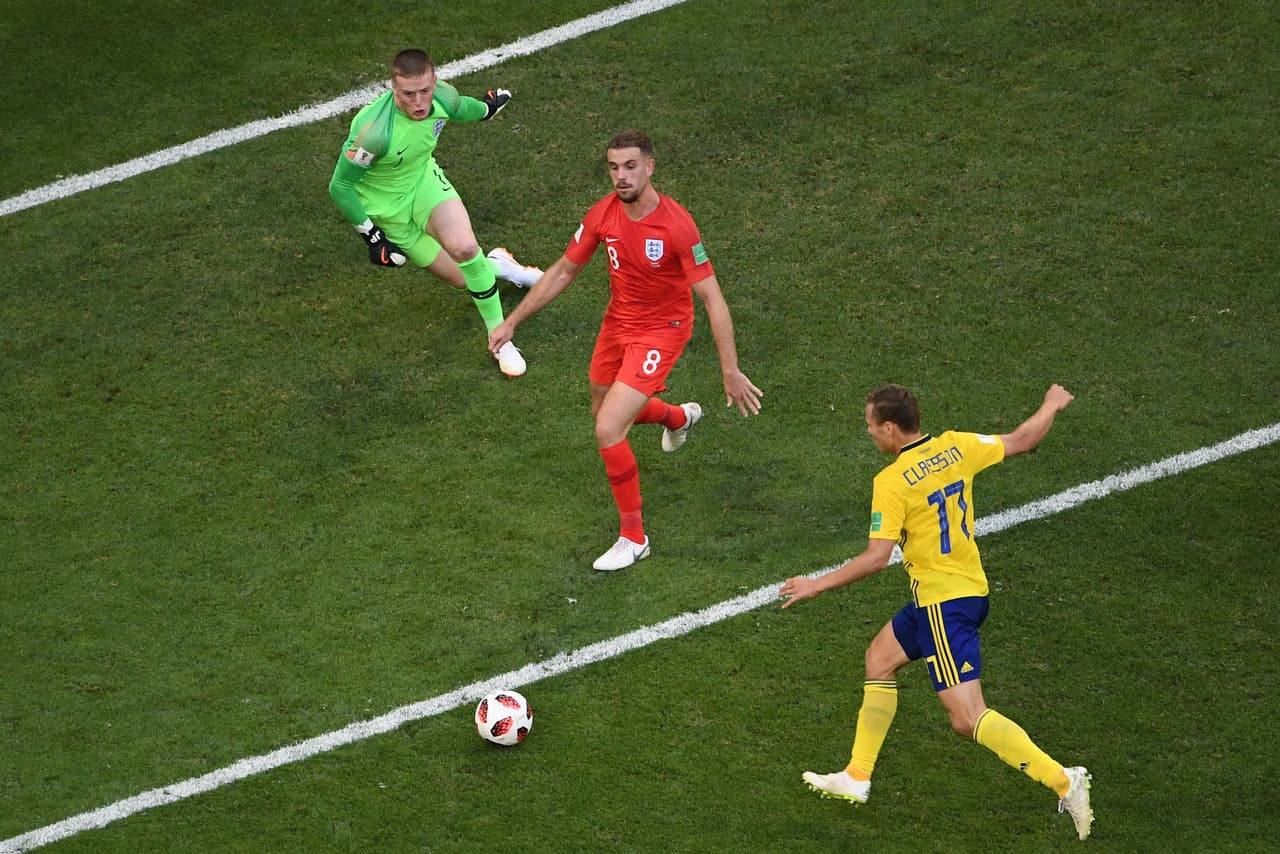 Tan bueno es el portero inglés que a pesar de dejar el rebote se recompuso rápidamente y llegó a cerrar el segundo remate del sueco.