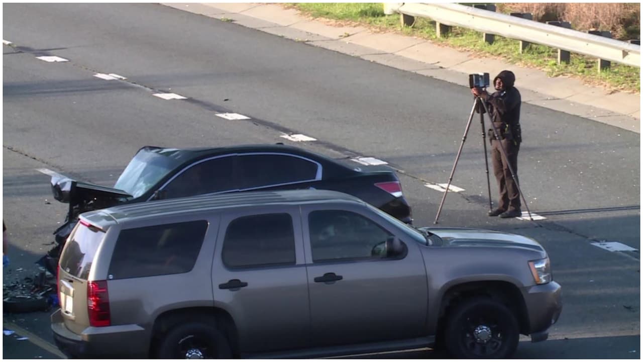 Los vehículos quedaron destrozados y uno de ellos quedó encima del separador.