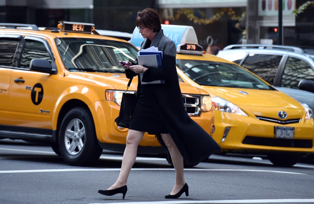 Mujeres temen viajar solas de noche en taxis de NY