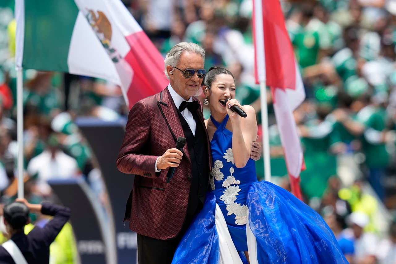 Andrea Bocelli y la cantante surcoreana EJAE actúan durante la ceremonia de apertura previa al partido del Grupo A de la Copa del Mundo entre México y Sudáfrica, en Ciudad de México.