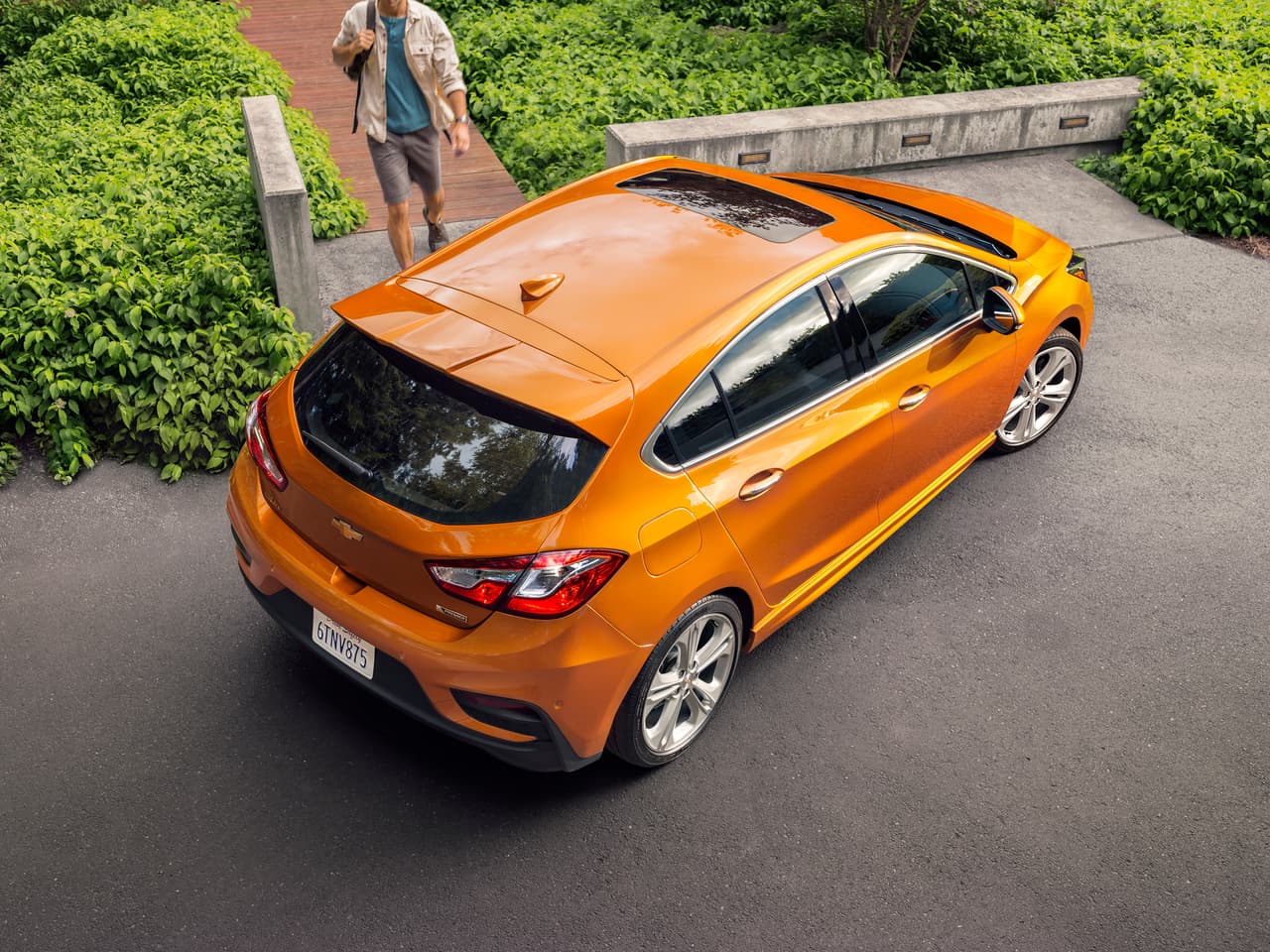 <b>4.</b>
<b>Chevrolet Cruze</b>: En 2016 el público estadounidense adquirió 226,602 unidades del popular sedán compacto de Chevrolet, convirtiéndolo en el cuarto auto producido total o parcialmente en México más popular en Estados Unidos. Todas las unidades ‘Hatchback’ (con portón trasero) así como algunas unidades de la versión sedán de este vehículo son construidas en la planta de ensamblaje de General Motors en Ramos Arizpe.