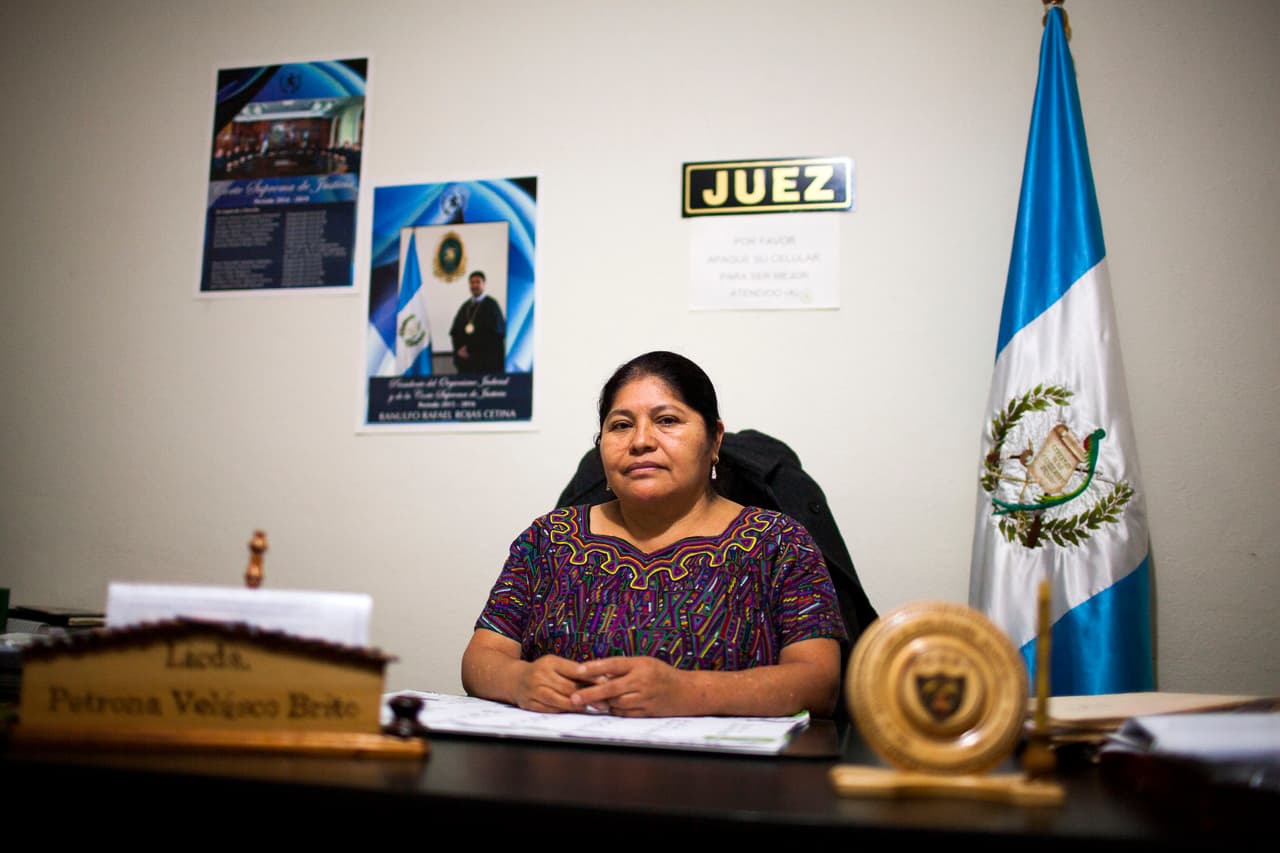 “Hablar ixil nos permite tener comunicación directa con las personas”, dice Petrona Velasco Brito, jueza del Juzgado de Paz en Nebaj, que se rige bajo el sistema de justicia indígena.