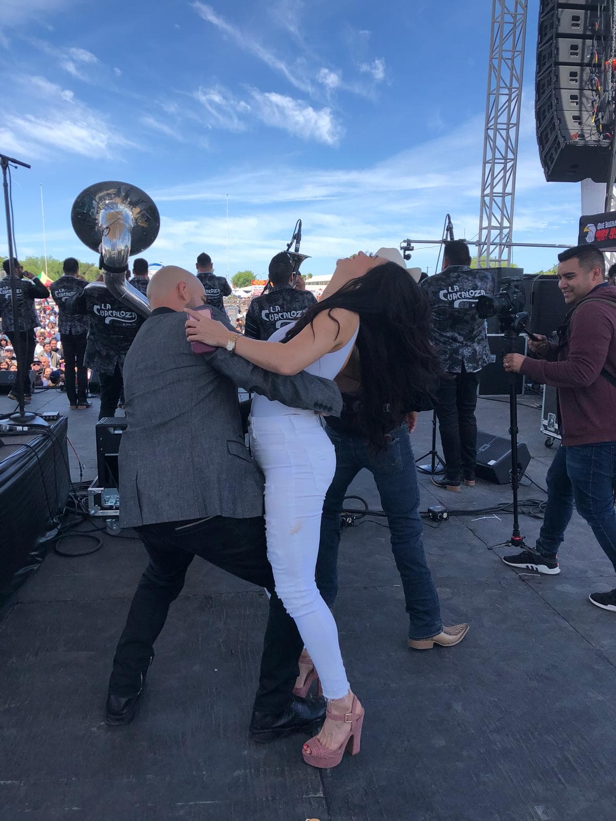 Y por si fuera poco, tomó a Carla como pareja y hasta la 'quebró'.