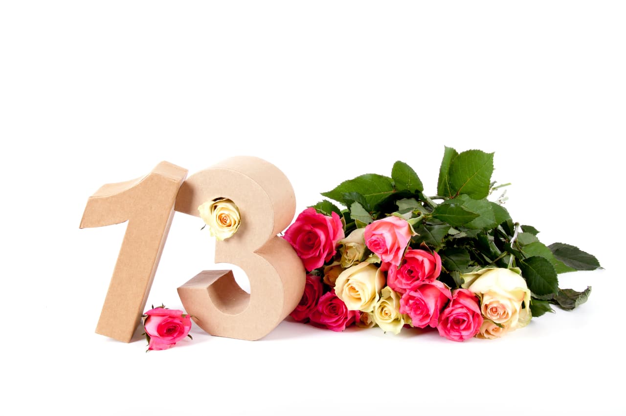 Siguiendo esta técnica sumamos ese 4 (que ya sabemos es el equivalente del 13) con el 2 que corresponde al mes de noviembre (11=2) y el 2 que representa el año actual 2018 (2+1+8=11=2). La suma de estos tres números nos arroja: 4+2+2=8 Es decir, este martes 13 de noviembre del año 2018 equivale a un 8, un número considerado entre otras cosas de evolución económica.