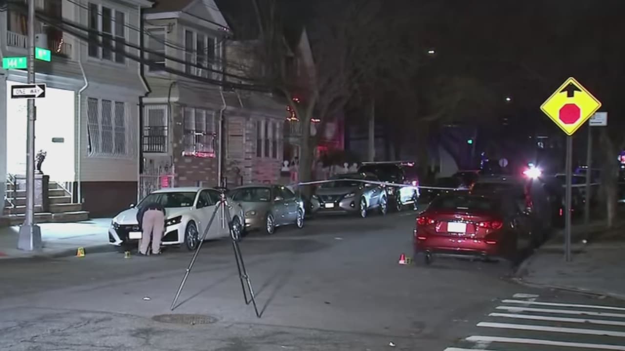 La primera noche de 2025 terminó en tragedia a las afueras de una discoteca en Queens, Nueva York, cuando 10 jóvenes, entre 16 y 20 años, resultaron heridos después de que un grupo de hombres les dispararan. Autoridades investigan el caso y están tras la pista de los sospechosos y ya descartaron un atentado terrorista. 
<b>Te podría interesar: <a href="https://www.univision.com/shows/la-voz-de-la-manana/nina-de-10-anos-muere-por-una-bala-perdida-durante-la-celebracion-de-ano-nuevo-video" target="_blank">Niña de 10 años muere por una bala perdida durante la celebración de Año Nuevo. </a></b>