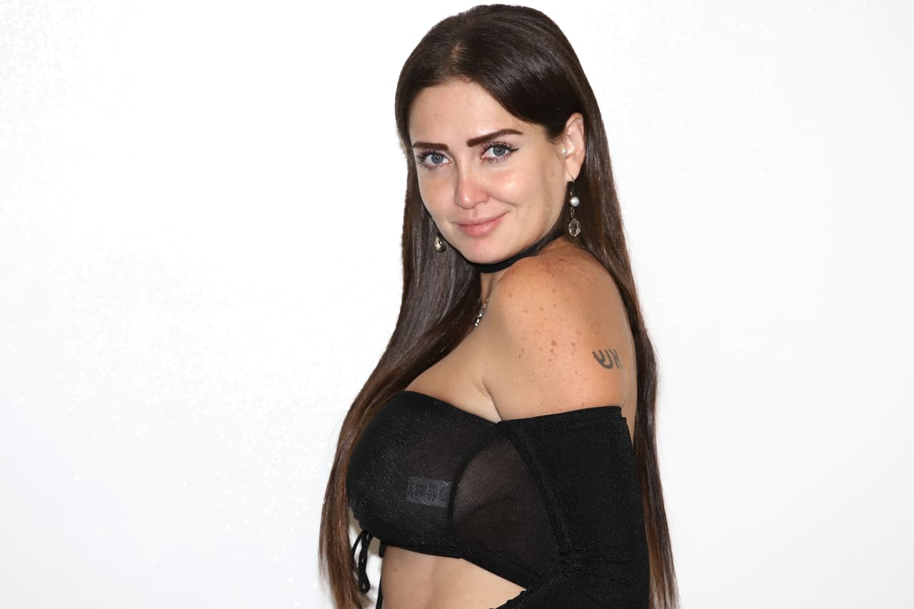 Alex Lora dijo que no ve el reality show en el que participa su hija Celia, en donde tiene escenas subidas de tono.