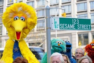 Big Bird incrementó su fama luego de los de bates presidenciales y la explosión de las redes sociales con frases y dichos de los candidatos a la Casa Blanca, Barack Obama y Mitt Romney.