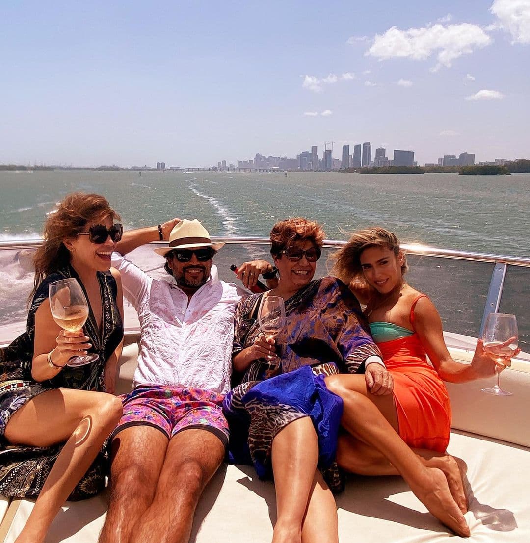 Días antes la habíamos visto pasear con su mamá doña María Goretti y sus hermanos. En varias ocasiones, Karlita le ha contado a los televidentes lo mucho que valora el amor y apoyo incondicional de su madre.