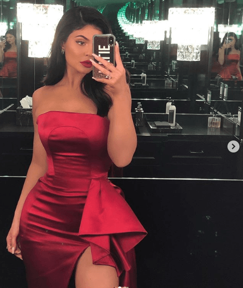 La menor de las hijas de 
<b><a href="https://www.univision.com/famosos/kim-y-kris-jenner-se-visten-igualitas-fotos">la empresaria Kris Jenner</a></b>, acumuló su fortuna en poco más de tres años.