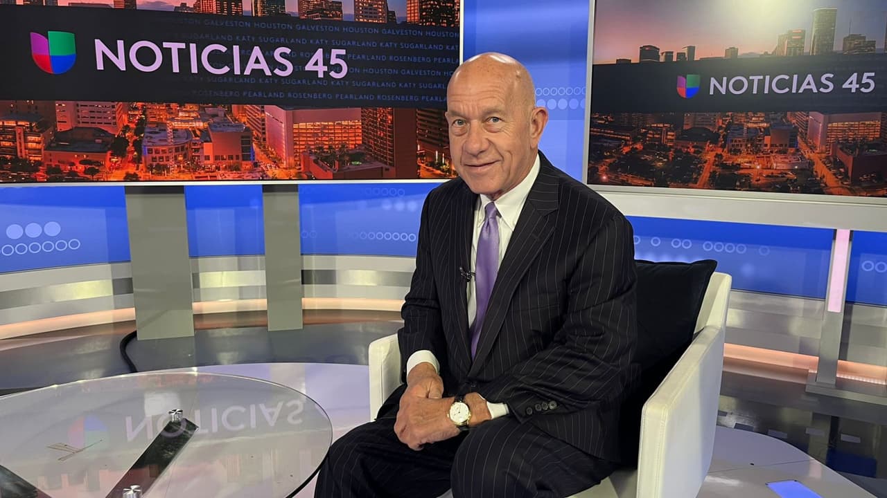 <b>HOUSTON, Texas</b>. – 
<b>John Whitmire, demócrata de 74 años</b>, se convirtió este 9 de diciembre en el 
<a href="https://www.univision.com/local/houston-kxln/politica-houston/john-whitmire-gana-elecciones-nuevo-alcalde-houston" target="_blank">nuevo alcalde de Houston tras ganar las elecciones de segunda vuelta</a>; aquí te decimos quién es y cuál ha sido su carrera en el servicio público.