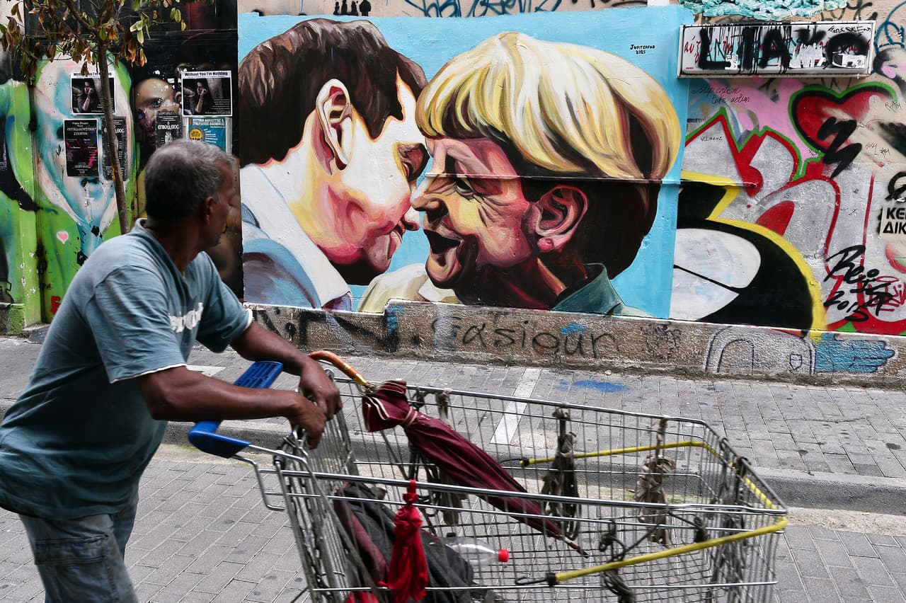 El primer ministro griego Alexis Tsipras y la canciller alemana Angela Merkel, en un grafiti de Atenas, Grecia, pintado por el artitsta Jupiterfab en 2015.