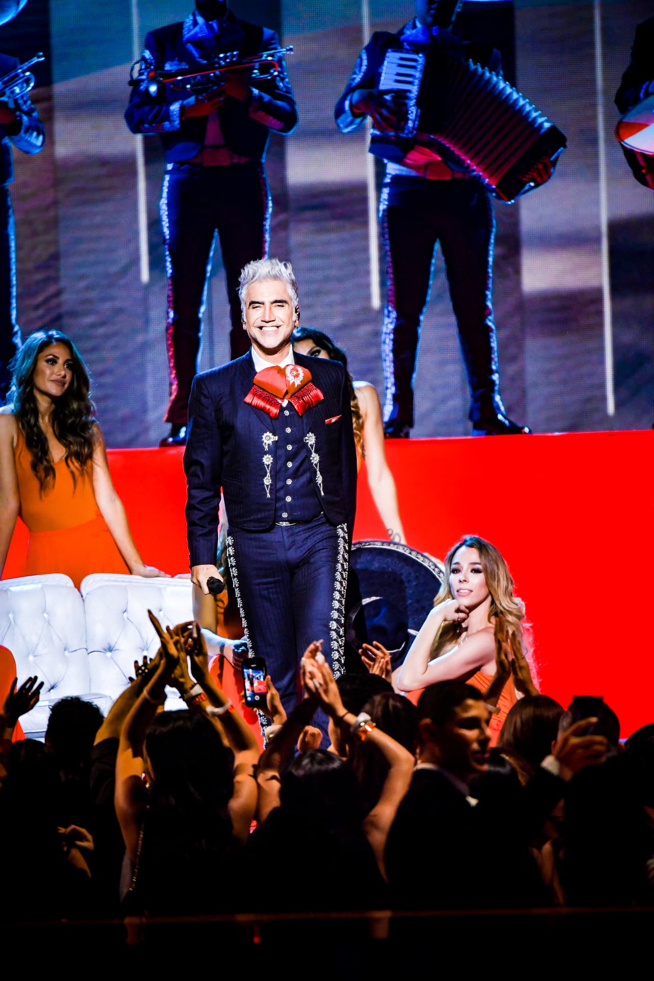 Antes de recibir el 
<b><a href="https://www.univision.com/shows/premio-lo-nuestro/al-que-me-heredo-esta-voz-alejandro-fernandez-dedica-el-primer-premio-legado-de-pln-a-su-padre-vicente-fernandez-video">Premio Legado, que dedicó a su padre</a></b>, Alejandro Fernández subió al escenario de Premio Lo Nuestro para cantar el tema 'Te olvidé'.