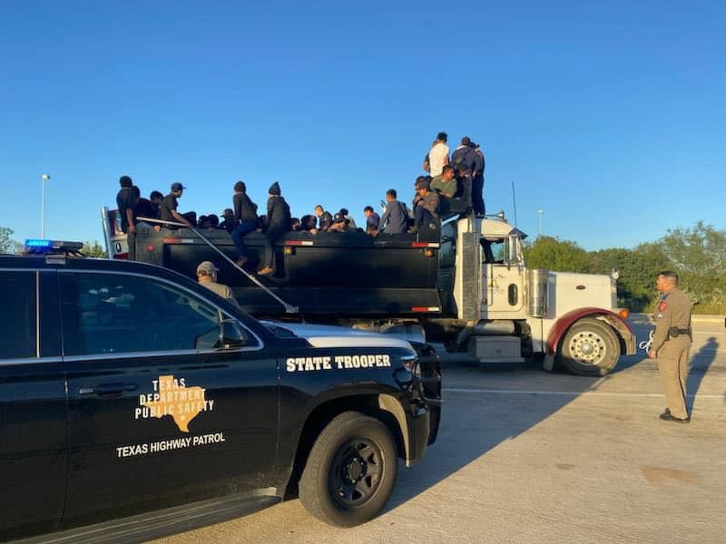 El camión fue interceptado en Cotulla, Texas, donde la Patrulla Fronteriza de EE. UU. tiene un puesto de control permanente en la carretera.