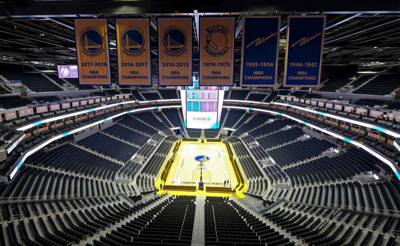 Al entrar será imposible perder de vista el enorme marcador, pues es seis veces más grande que el marcador que la pantalla gigante que había en el Oracle Arena,
<a href="https://www.univision.com/local/san-francisco-kdtv/el-fin-de-una-era-golden-state-warriors-se-despiden-de-oakland-tras-mas-de-medio-siglo-fotos">la que fuera casa de los Warriors desde 1966.</a>
<br>
