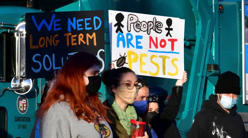 Echo Park: de popular parque a campo de batalla entre vecinos, autoridades e indigentes