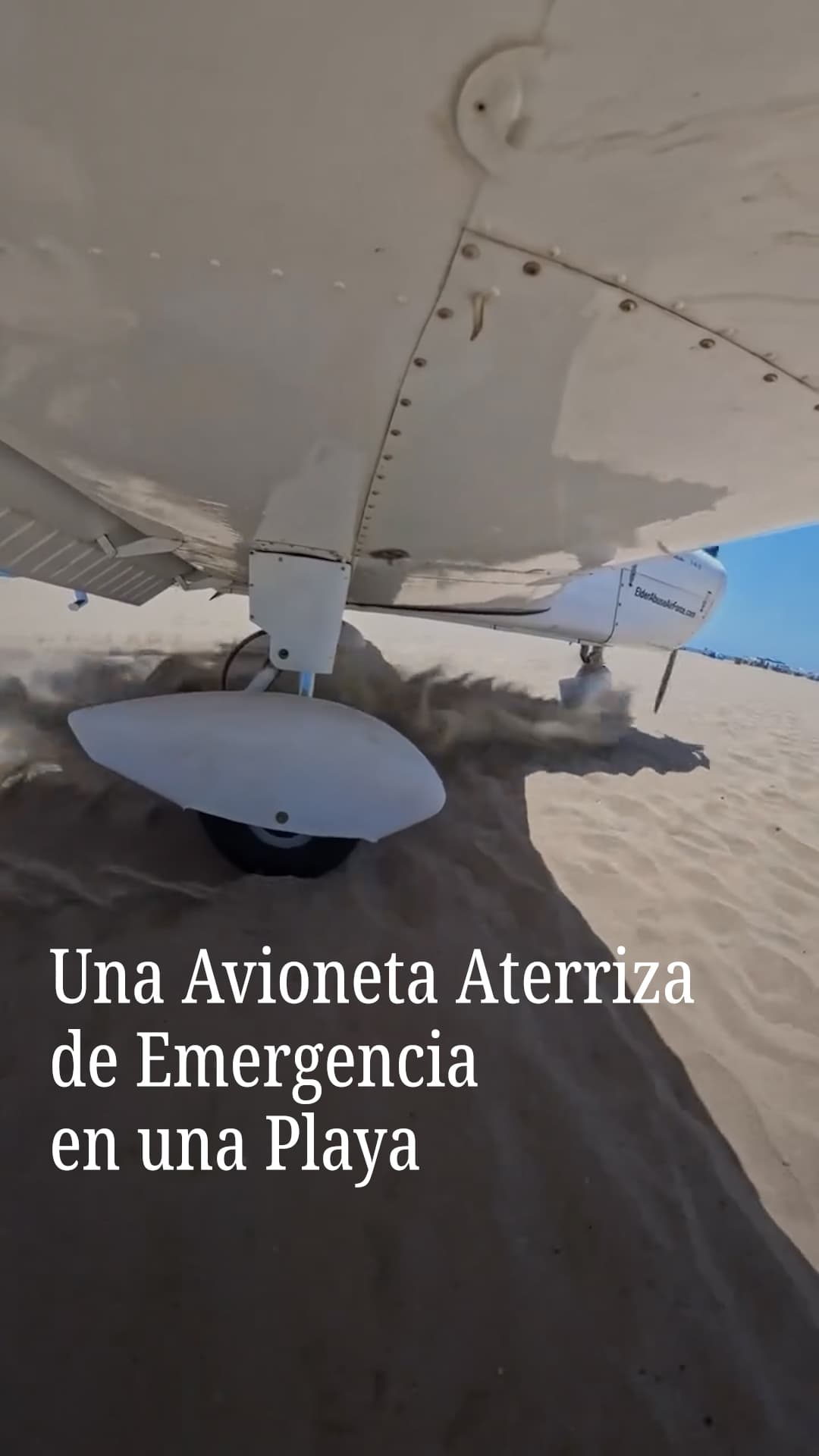 Avioneta realiza aterrizaje de emergencia en una playa de California