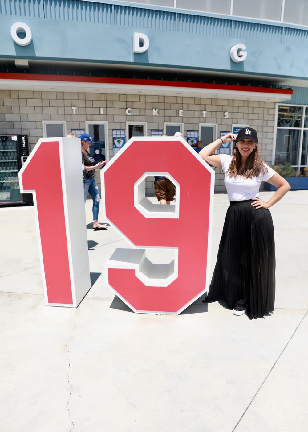 Durante sus pasos por el 
<b>'Dodger Stadium'</b>, la locutora se topó con su número de la suerte y no dudó en tomarse una foto.