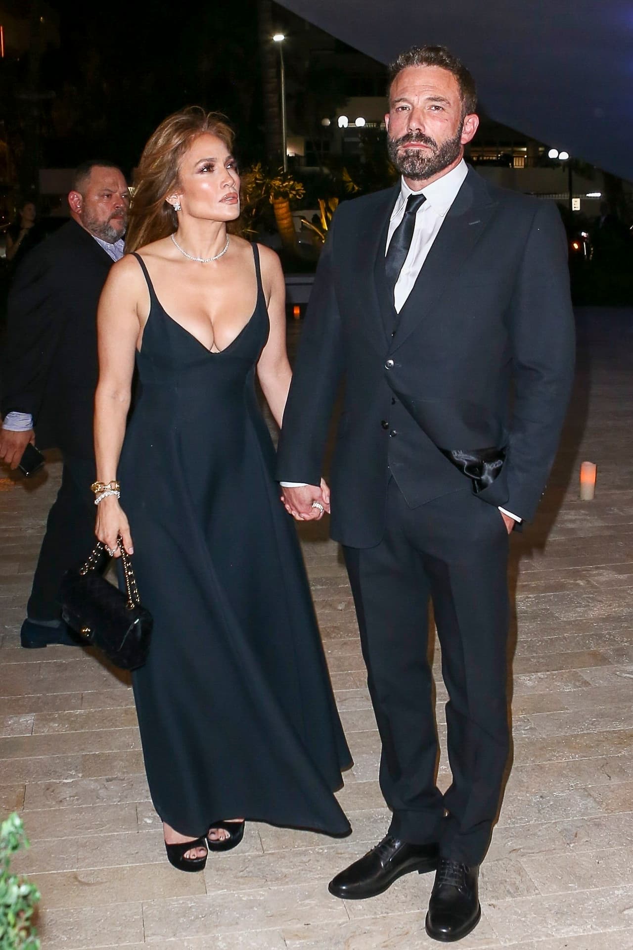 En el servicio fúnebre a J.R. Ridinger, la cantante se puso este elegante vestido oscuro en señal del luto. 
<br>