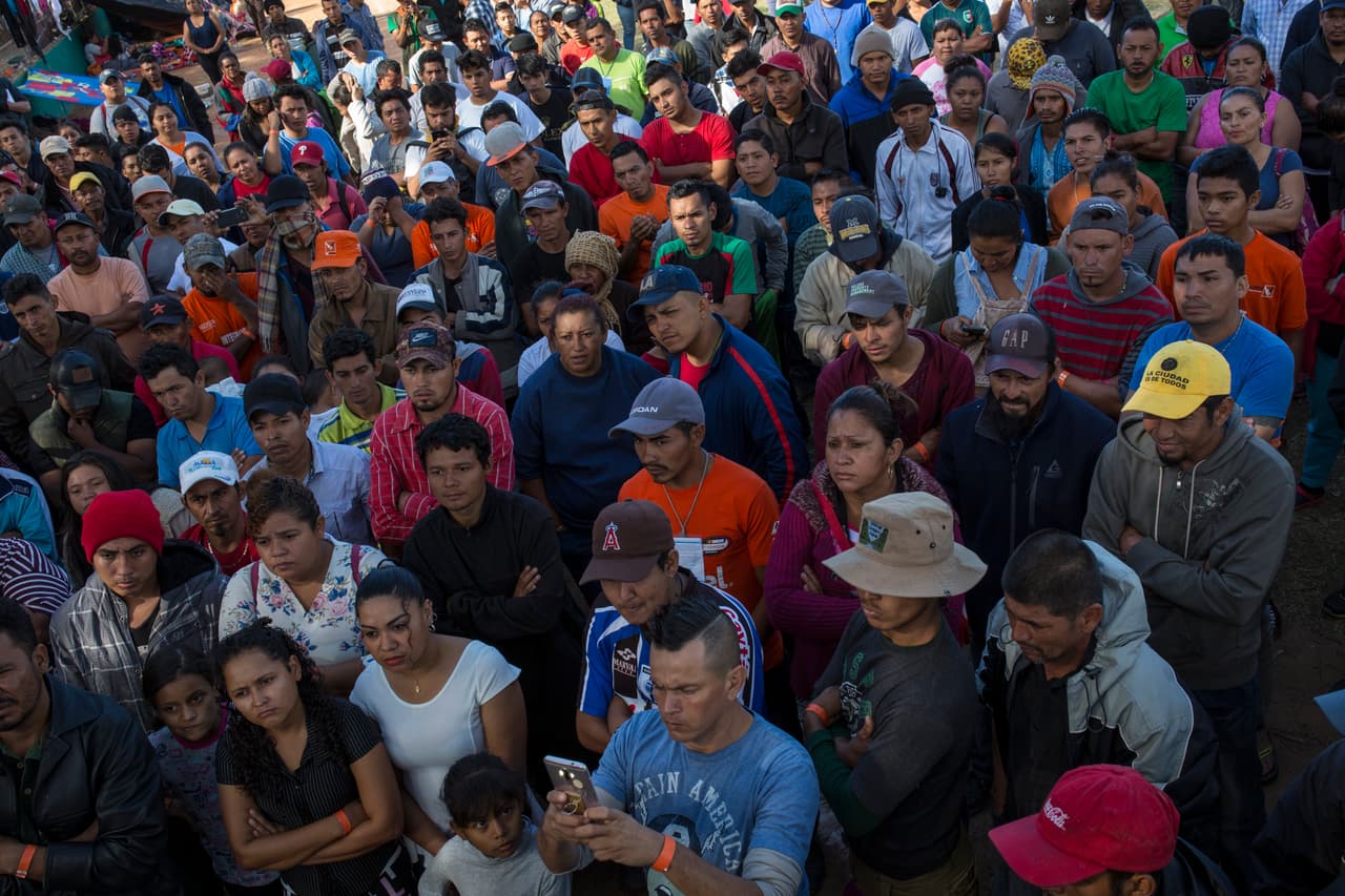 Un grupo de centroamericanos reunidos en una calle de la ciudad fronteriza. Según reporte de la agencia Reuters, el alcalde de Tijuana, Juan Manuel Gastelum, dijo que consultaría a los residentes sobre si continúa la ayuda a migrantes y aseguró que en caso de resultar desfavorable, incluso podría instalar retenes para evitar su entrada a la ciudad.