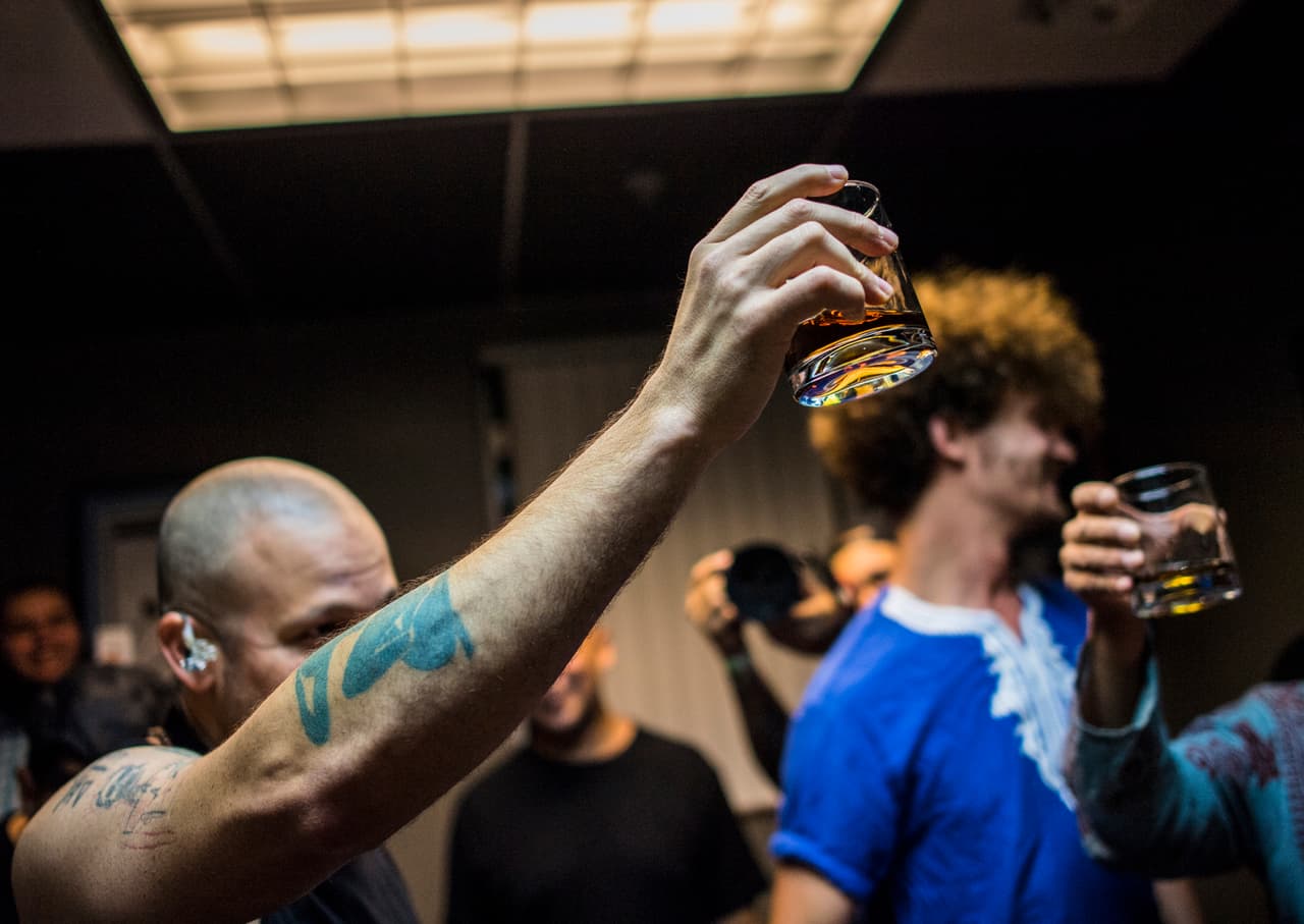 Un brindis con ron para calentar los motores.