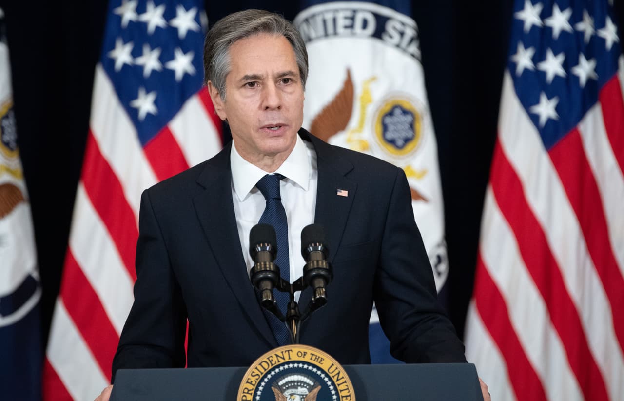 <b>Secretario de Estado: Antony Blinken</b>. Fue asesor de seguridad nacional de Biden cuando este era vicepresidente en la administración de Barack Obama. Mientras Biden era senador, fue director de personal del Comité de Relaciones Exteriores de esa cámara. También trabajó para su campaña presidencial en 2008. Fue el primer confirmado por el Senado.