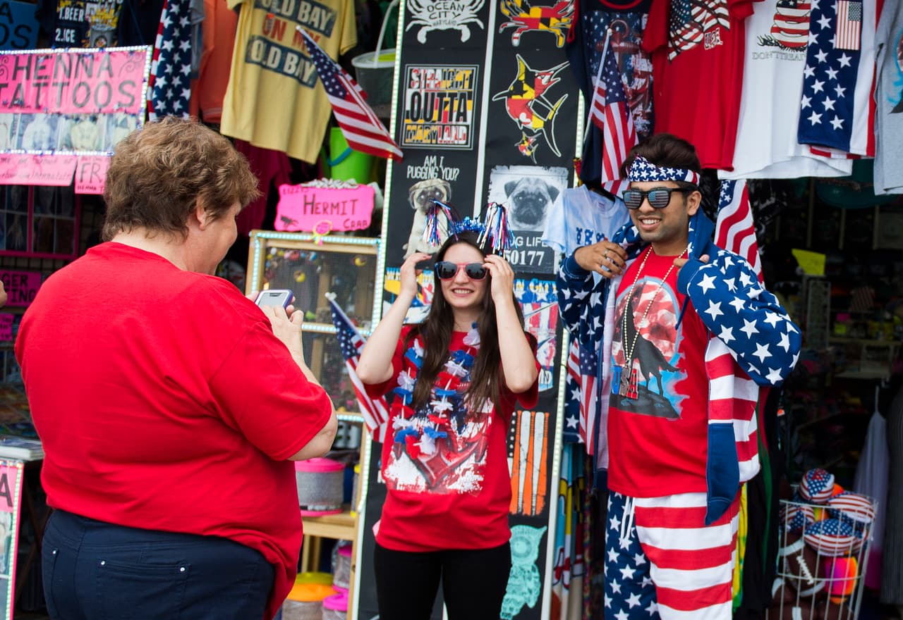 Vestidos con los colores de la bandera en Ocean City, Maryland.