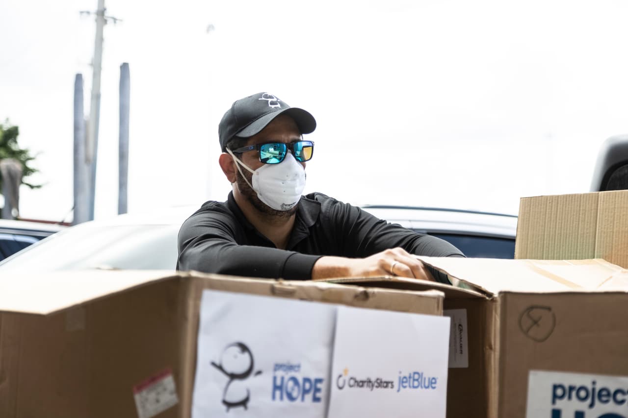 Las entregas fueron posibles gracias a la alianza con la empresa
<b>JetBlue</b>, que ha vuelto a decir presente en los esfuerzos humanitarios que realiza la fundación. Este compromiso de transporte se extenderá prontamente hacia ciudades de Estados Unidos, donde se también se donarán mascarillas.