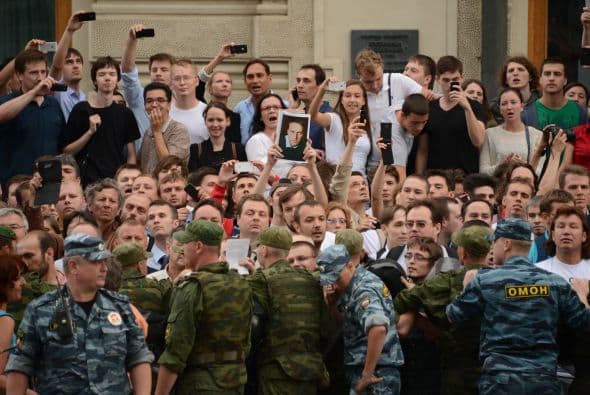 El alcalde en funciones de Moscú, Serguéi Sobianin, se pronunció a favor de que el dirigente opositor Alexéi Navalny se presente a las elecciones al Ayuntamiento de la capital rusa del próximo 8 de septiembre. Navalny decidió retirar su candidatura tras ser condenado la víspera a cinco años de cárcel en un caso de robo de madera y fraude, lo que de hecho le inhabilitaba para tomar parte en unas elecciones. Después de su arresto, condena y posteriores demostraciones en St. Petersburg y otras ciudades rusas, el bloguero fue puesto en libertad en forma inesperada. Al quedar en libertad hasta que se resuelva la apelación de la sentencia, el opositor podría concurrir teóricamente a los citados comicios. Tras abandonar la prisión preventiva de la ciudad de Kírov, unos 900 kilómetros al este de la capital, Navalny señaló que tomara una decisión cuando vuelva a casa. Mientras, el veterano opositor liberal, Borís Nemtsov, animó hoy a Navalny a postular su candidatura, "continuar hasta el final y ganar". "Estoy convencido de que si en las elecciones recibe más de un millón de votos, no se atreverán a encerrarlo. La garantía de inmunidad de Navalny depende directamente del apoyo popular", apuntó. Navalny, bloguero anticorrupción que sacó a la luz los trapos sucios del partido del Kremlin, era considerado hasta su condena ayer a cinco años de cárcel el dirigente opositor con mayor gancho electoral. Los analistas no creen en una posible victoria de Navalny en las elecciones a la alcaldía, pero consideran que su condena sí puede traerle réditos electorales. Uno de los organizadores en diciembre de 2011 de las mayores protestas antigubernamentales desde la caída de la Unión Soviética, Navalny fue el dirigente más votado cuando la oposición extraparlamentaria decidió crear un consejo coordinador.