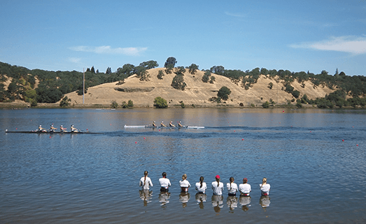 <b>Folsom Lake State Recreation Area, </b>25 millas al este de Sacramento. 
<br>El sitio cuenta con múltiples accesos para barcos y actividades acuáticas, así como sitios alrededor del lago para hacer picnic y senderismo.