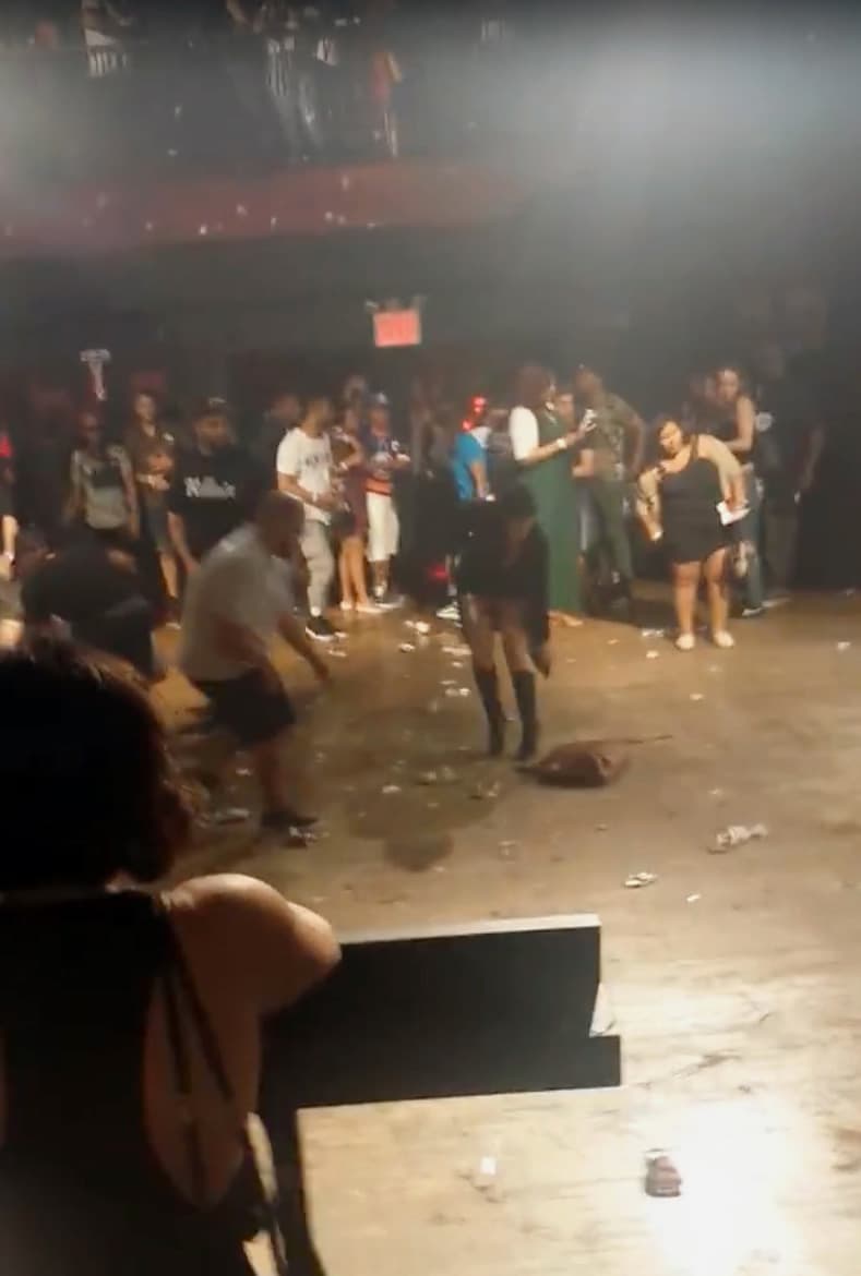 Imagen tomada de un video que muestra el interior del Irving Plaza tras el tiroteo