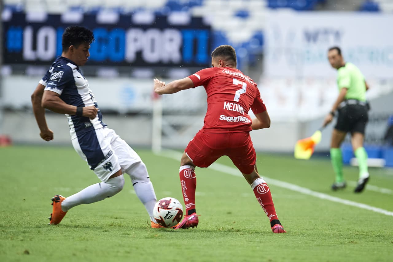 Monterrey se adueña del partido tras el uno a cero y el Toluca no logra conectar nada.