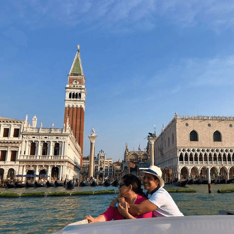 Agregando que: "verte los ojos brillar de emoción ¡Te amo mamá! gracias por dedicarnos tu vida entera. Enseñarnos a lograr las metas con dedicacion, humildad y aferrados a Dios".