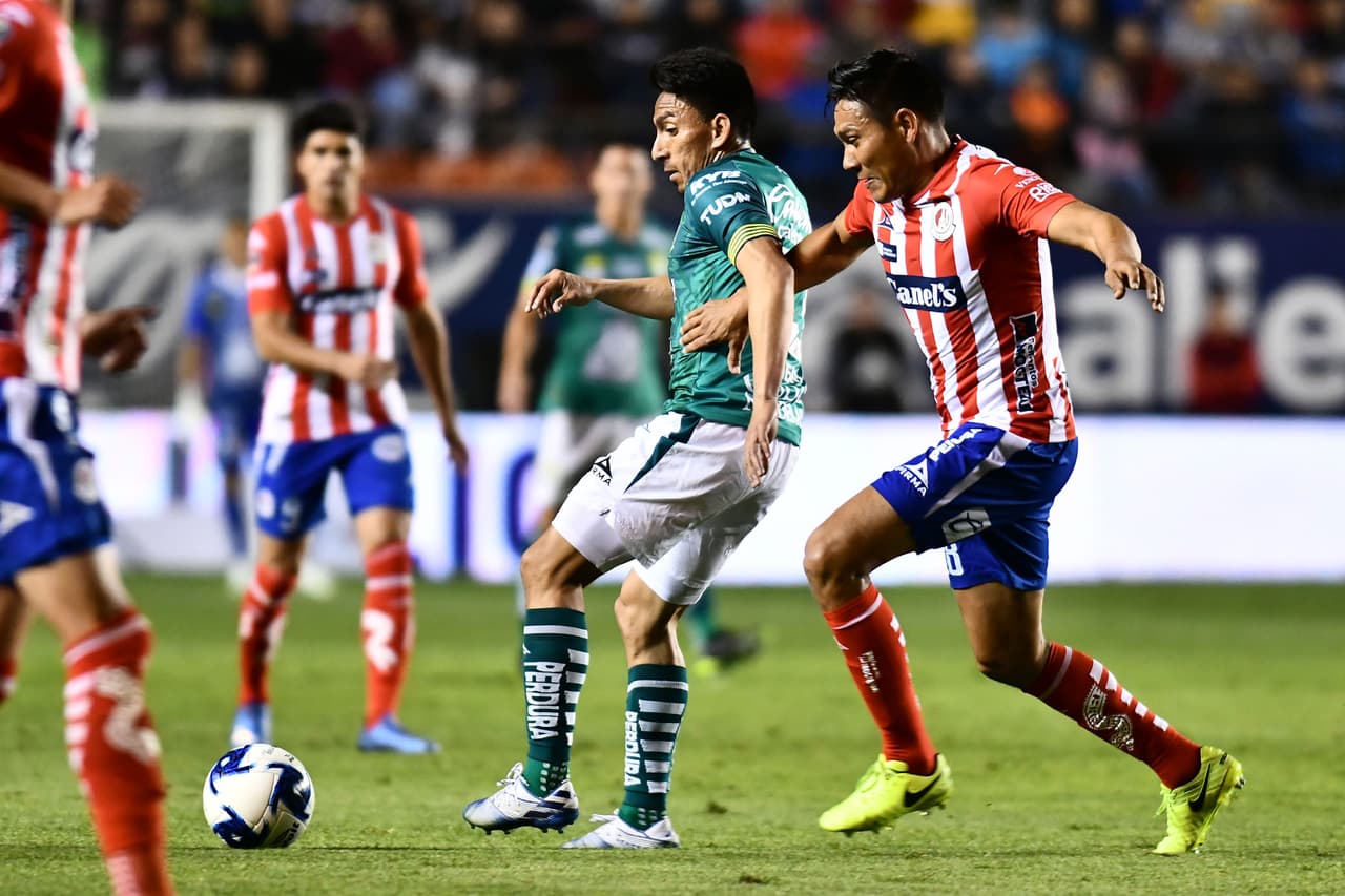 Dionisio Escalante le roba la bola a Ángel Mena y agarran mal parados a los jugadores de León.