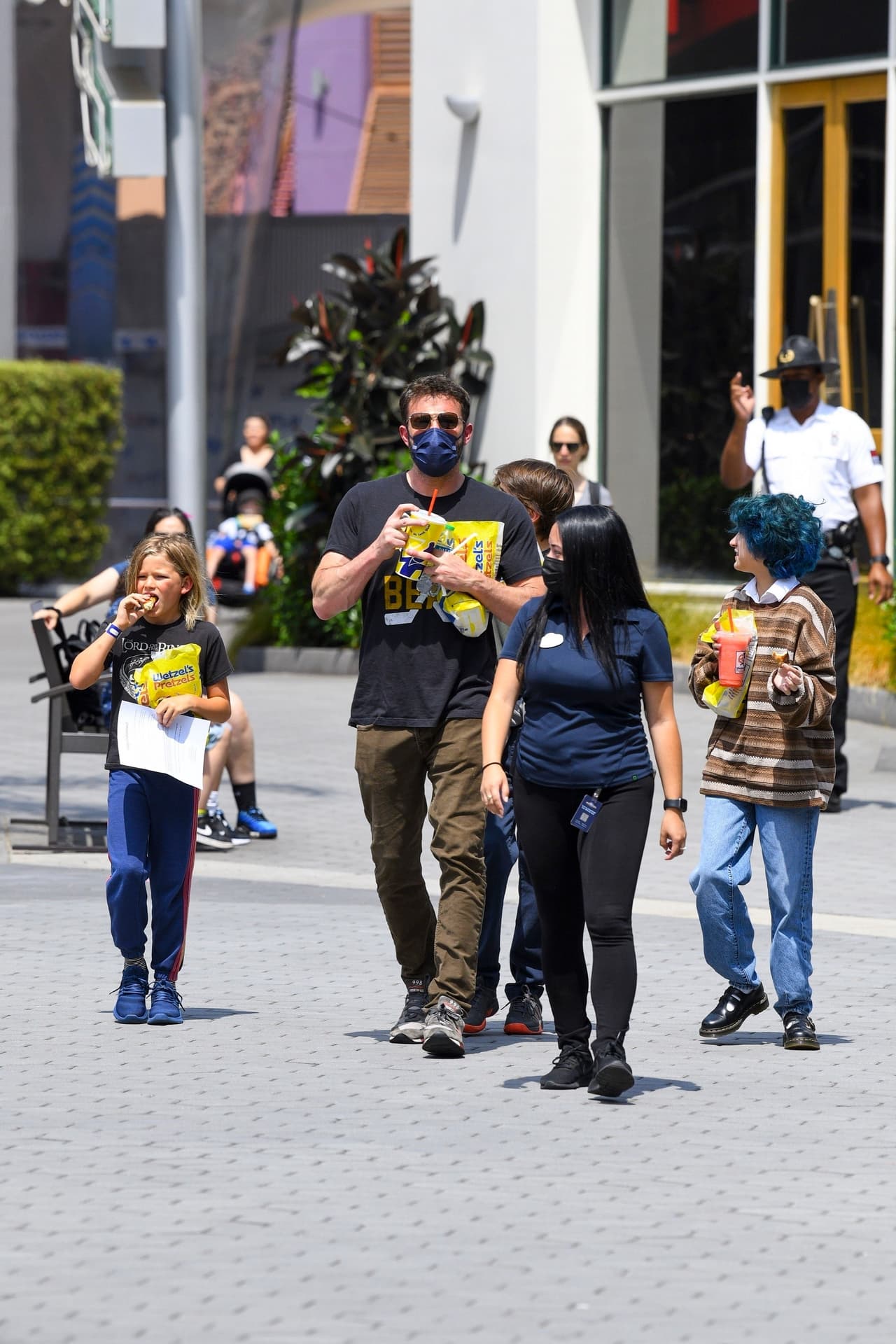 Apenas el pasado 15 de abril, la puertorriqueña rompió su noviazgo y los 
<b><a href="https://www.univision.com/shows/despierta-america/jennifer-lopez-podria-afectar-hijos-con-rapido-romance-ben-affleck" target="_blank">planes de boda que tenía con Alex Rodríguez</a></b>. Dos semanas después, comenzó a ser vista con Ben Affleck. 
<br>